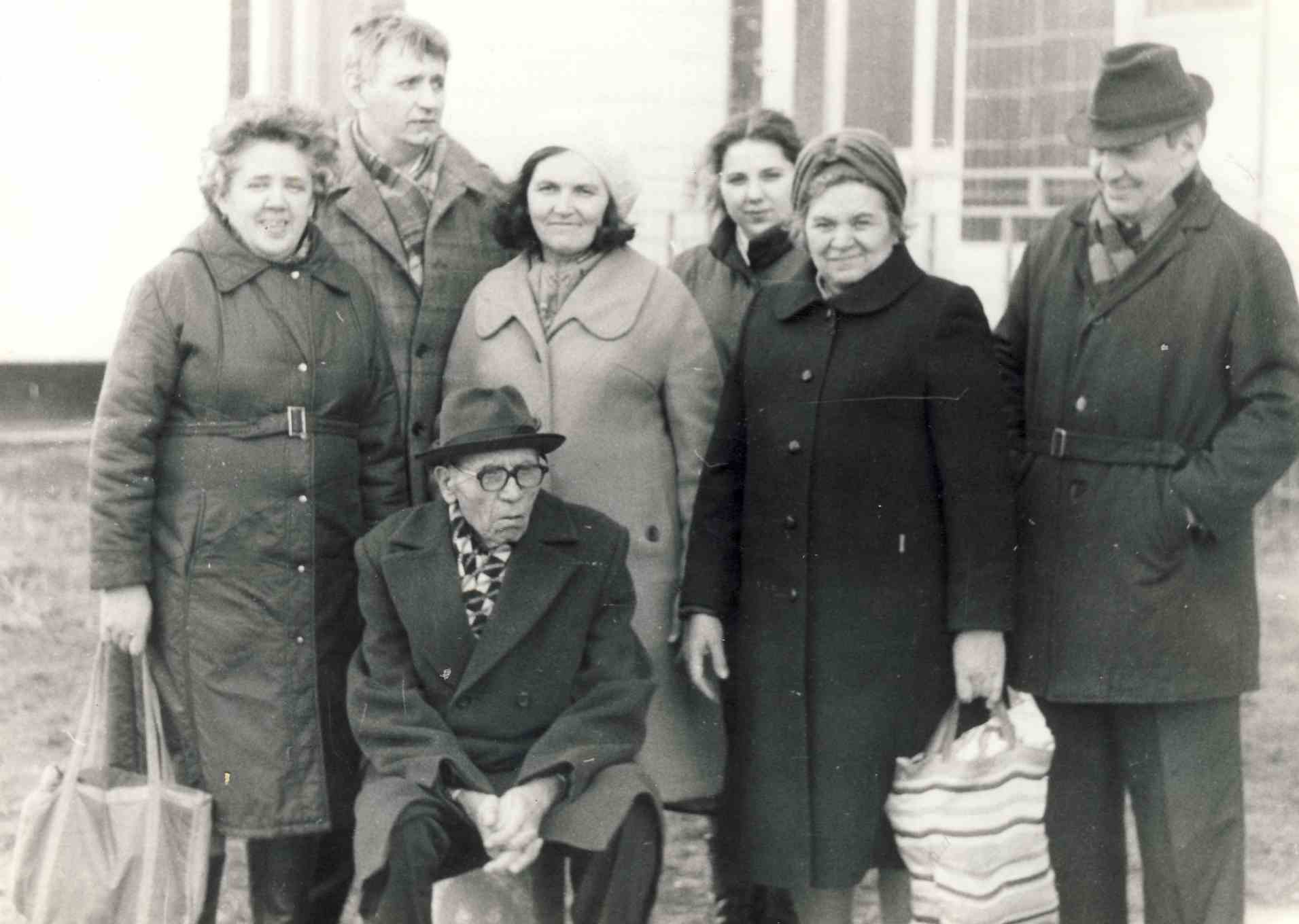слева направо Лида Мухортова (Епишина), я, Лиля, Наташа Епишина - Лидина дочка, Тамара Петровна -вторая жена отца и Степан