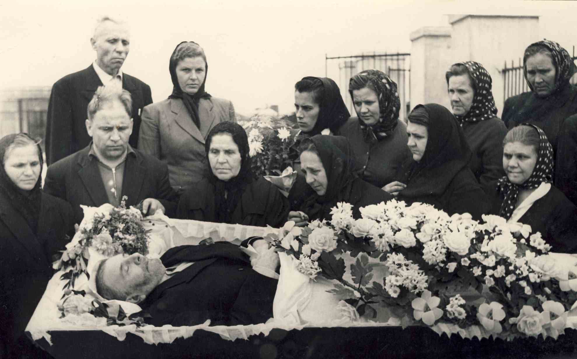 Можно ли хранить фотографии умерших родственников в гробу